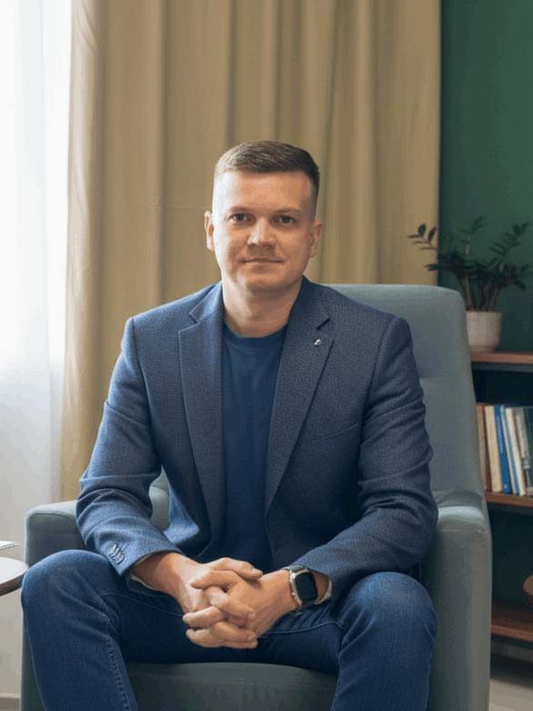 Психолог Сергей Губанов в кабинете